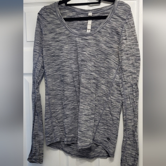 Lululemon Yogi Everyday Longsleeve Size 4 - Picture 2 of 5